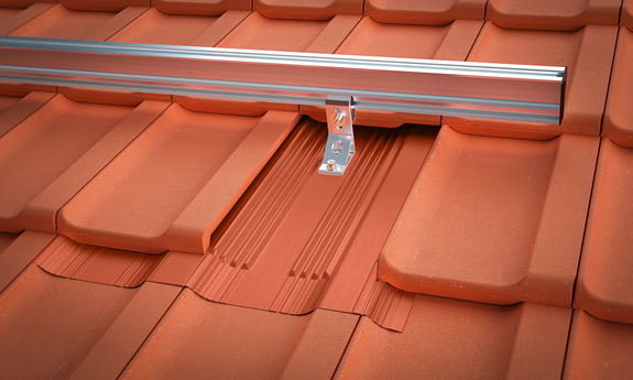 Dachmontagesystem für Solarmodule auf rotem Ziegel