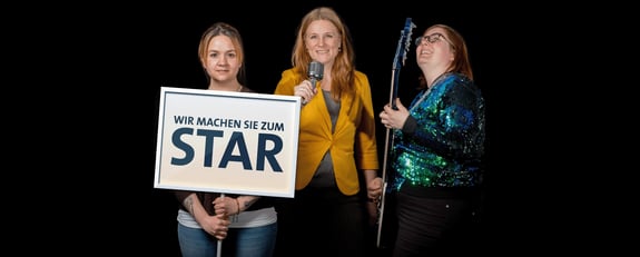 Team-Krampitz-mit-Schild-Wir-machen-Sie-zum-Star