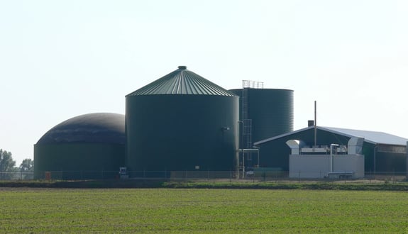 Biogasanlage vor Wiese