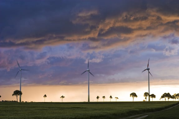 Drei WIndkraftwärke vor düsterem Himmel