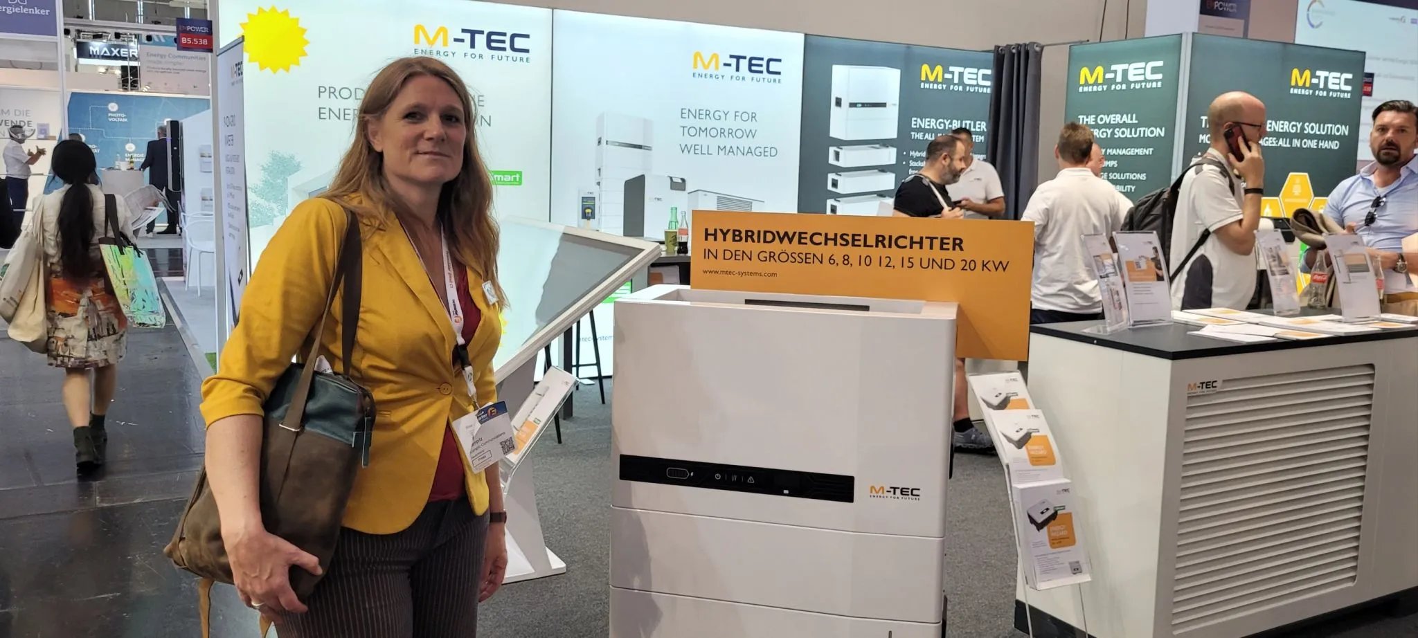 Iris Krampitz am Messestand von M-Tec
