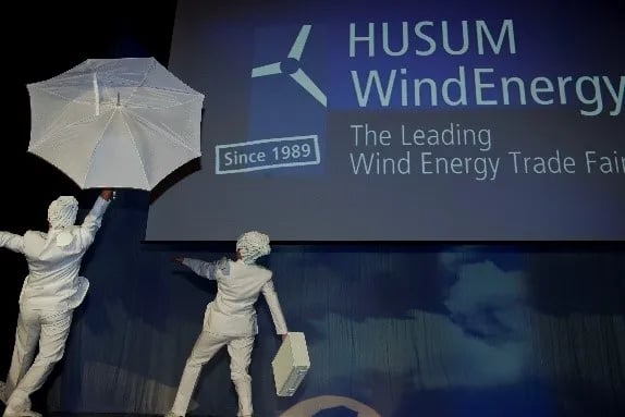 Kunstinstallation zwei Statuen im Wind