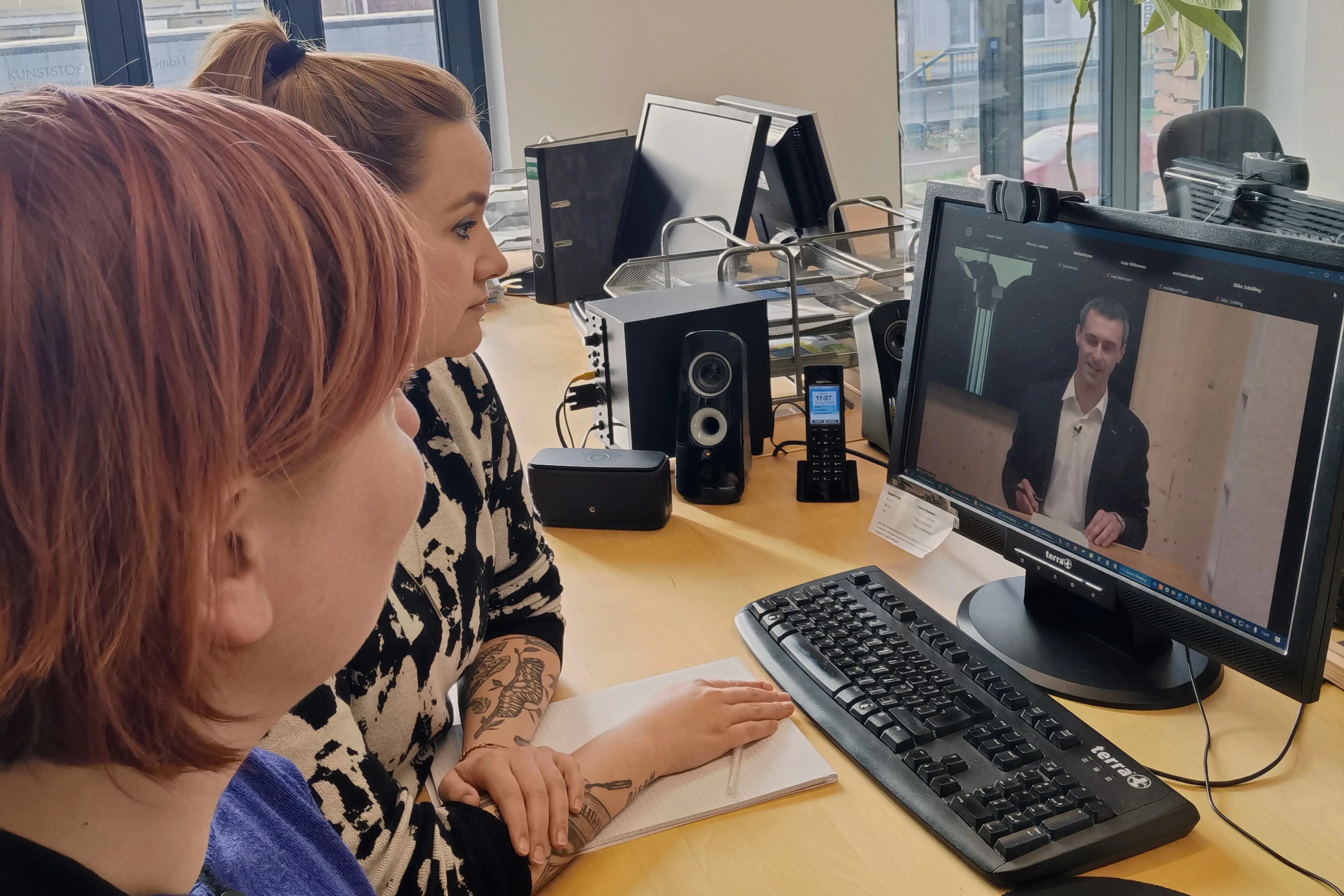Zwei Frauen schauen Onlinekonferenz