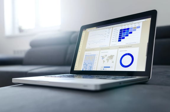 Bildschirm mit Social Media Statistik