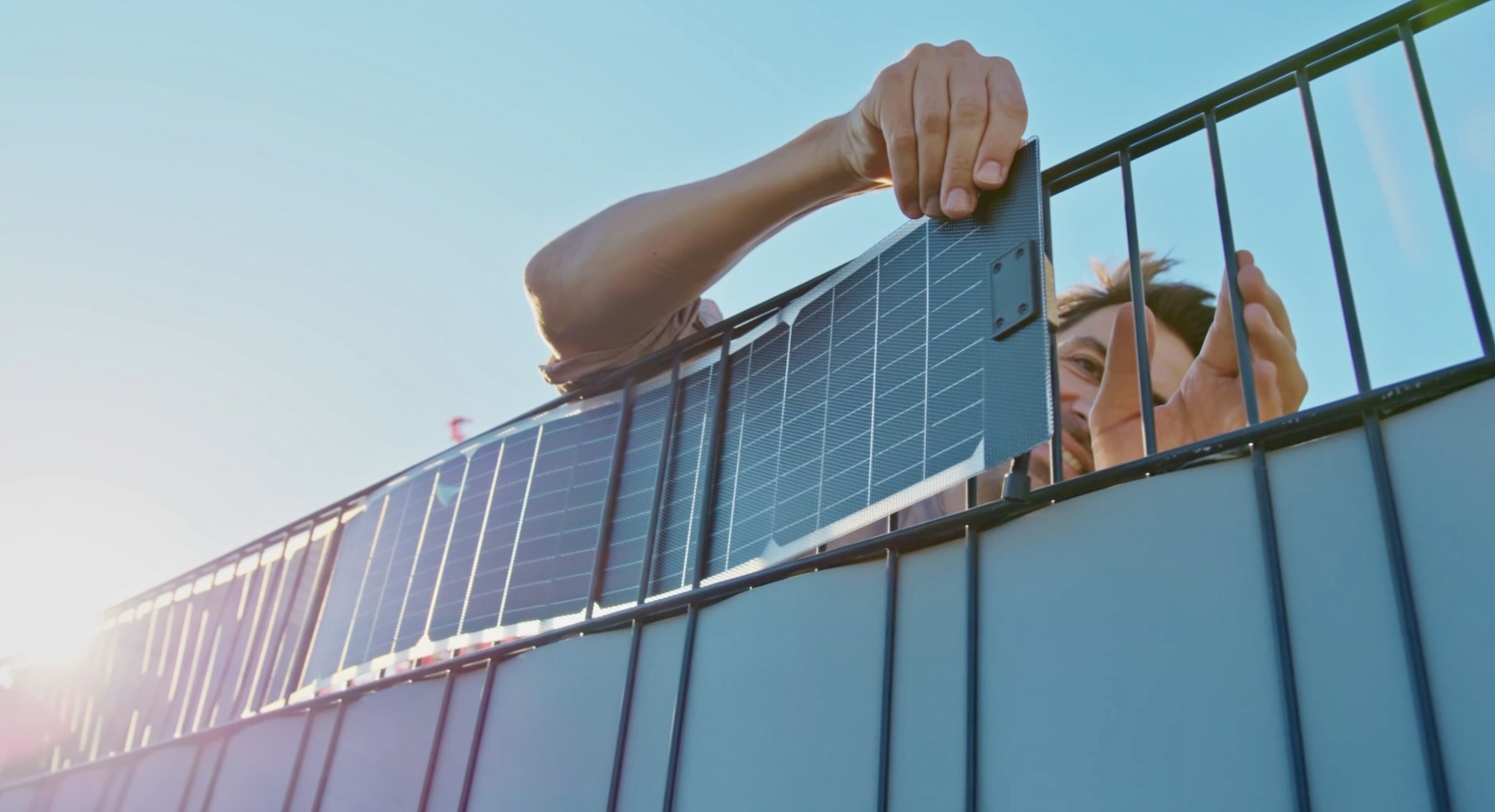 Flexible Solarstreifen für Gartenzäune: Sunbooster VERTICAL verwandelt Zäune in Solarkraftwerke